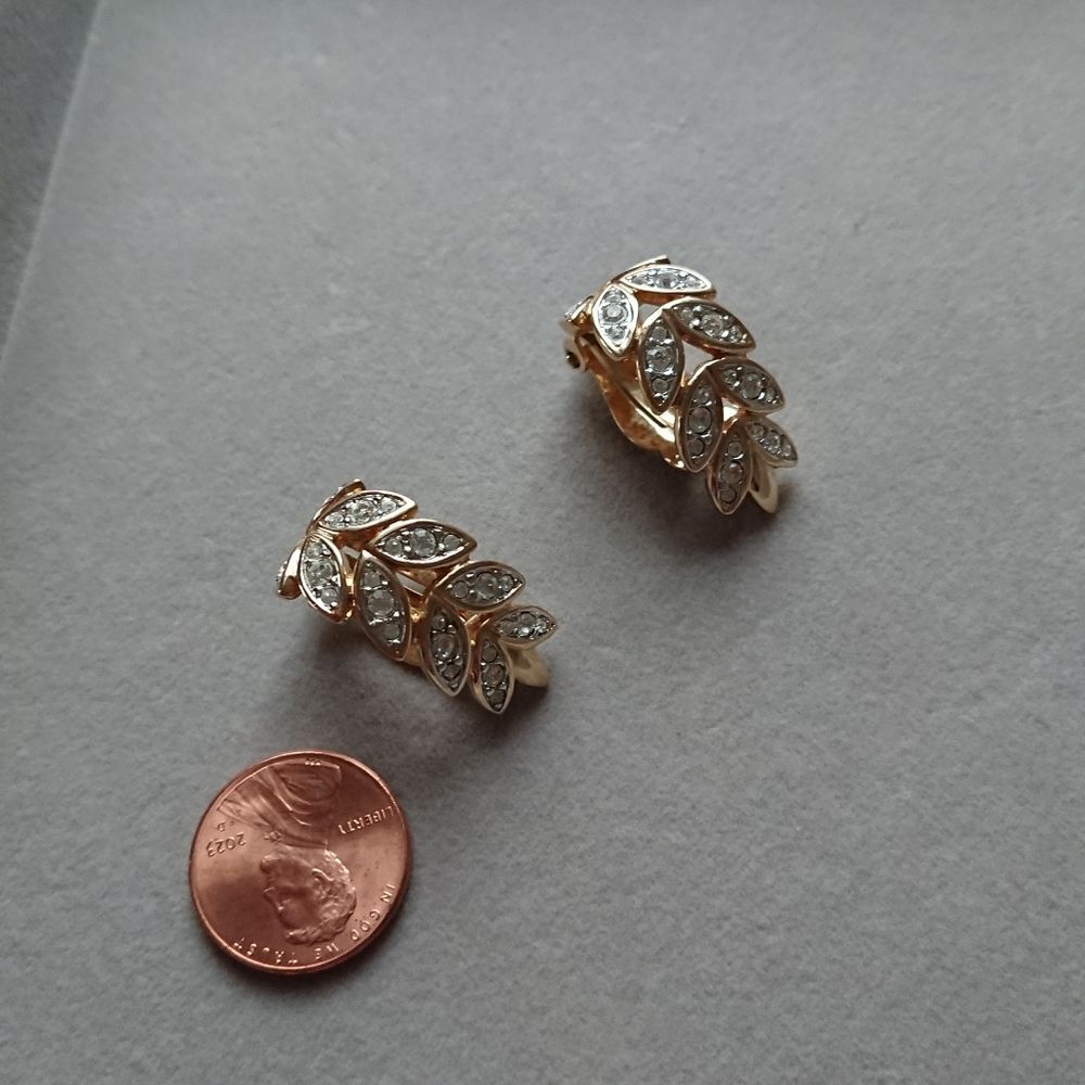 Gold tone leaf Swarovski Clip On earrings - Picture 10 of 11